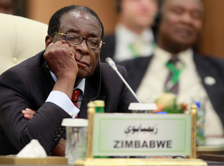 Video clip hài tổng thống già run rẩy gây sốt ở Zimbabwe - Ảnh 2.