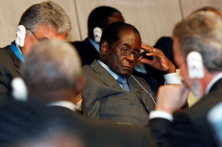 Video clip hài tổng thống già run rẩy gây sốt ở Zimbabwe - Ảnh 3.