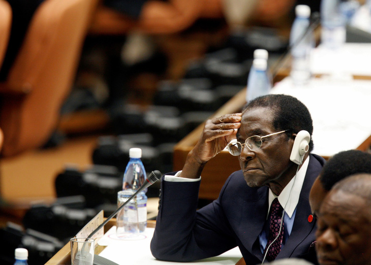 Video clip hài tổng thống già run rẩy gây sốt ở Zimbabwe - Ảnh 5.