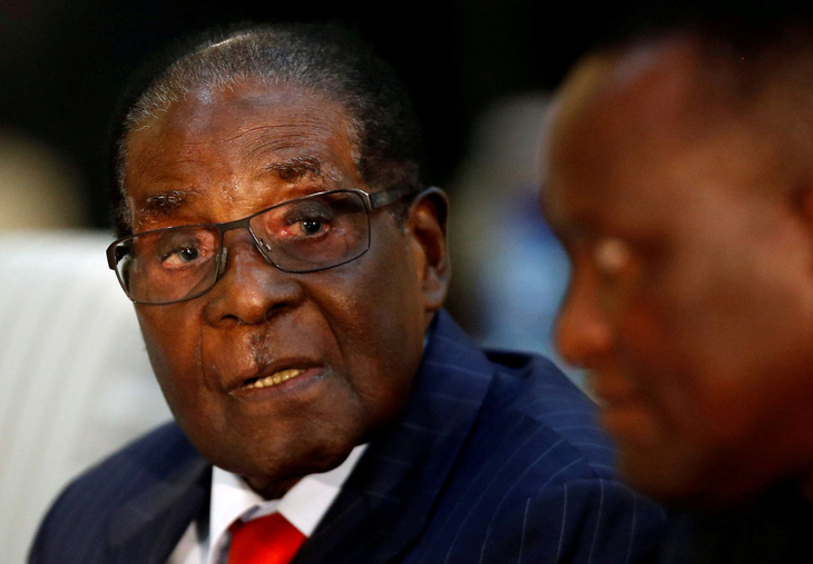 Tổng thống già muốn độc quyền, bị quân đội Zimbabwe quản thúc - Ảnh 4.