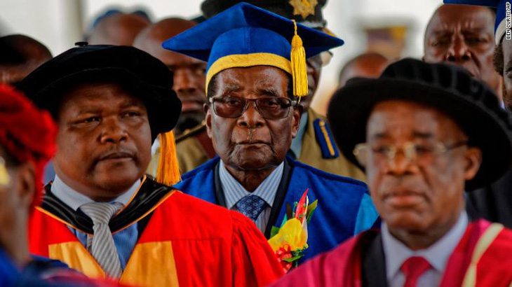 Ông Mugabe xuất hiện sau tin đồn đảo chính - Ảnh 1.