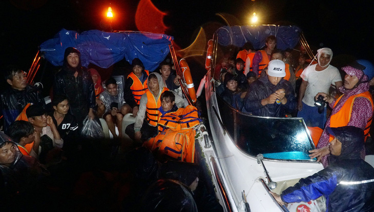 Vượt biển cứu 150 ngư dân kẹt bão trong đêm - Ảnh 1.