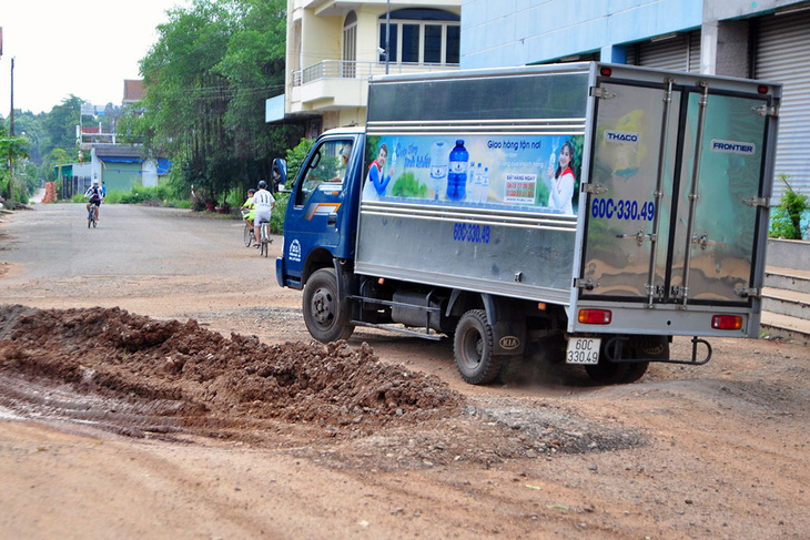 Dân tấn đá ngăn xe né trạm thu phí cán hư lề đường - Ảnh 4.