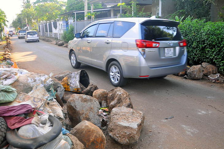 Dân tấn đá ngăn xe né trạm thu phí cán hư lề đường - Ảnh 3.
