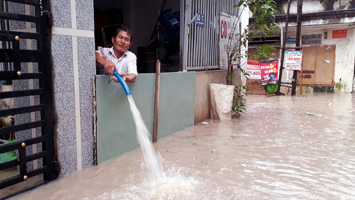 Biên Hòa mưa lớn, nhiều tuyến đường ngập sâu - Ảnh 10.