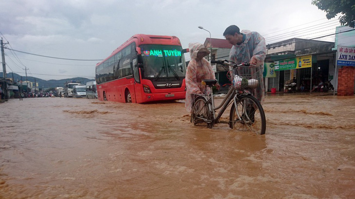 Mưa một giờ, quốc lộ 20 ngập sâu cả mét - Ảnh 10.