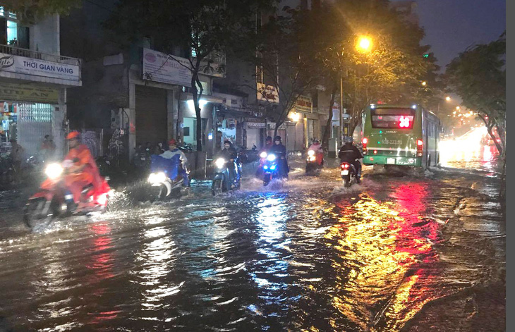 Mưa cộng triều cường gây ngập khu trung tâm Sài Gòn - Ảnh 2.
