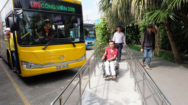 Người khuyết tật được mời trải nghiệm, góp ý cho xe buýt TP.HCM - Ảnh 1.