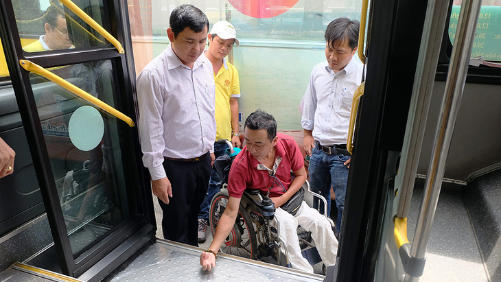 Người khuyết tật được mời trải nghiệm, góp ý cho xe buýt TP.HCM - Ảnh 2.