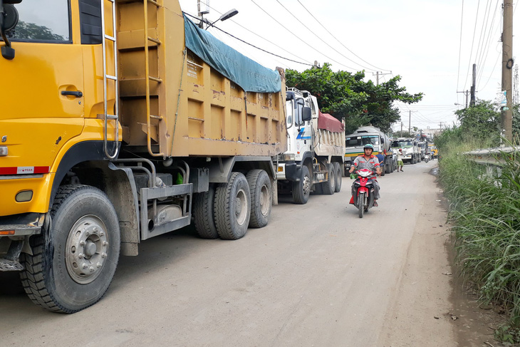 Dân mang gỗ, chậu bông chắn đường ngăn xe tải - Ảnh 2.