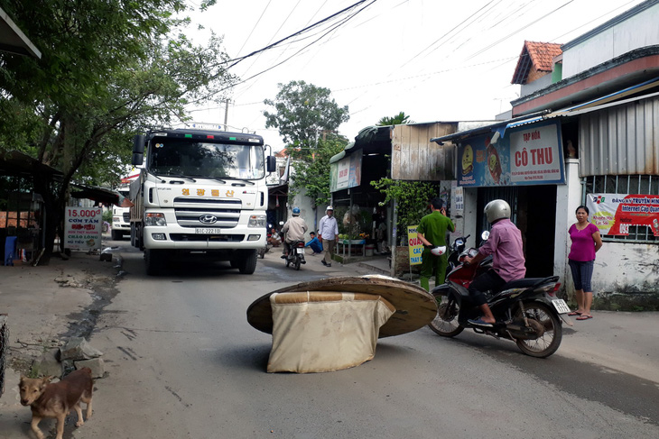 Dân mang gỗ, chậu bông chắn đường ngăn xe tải - Ảnh 3.