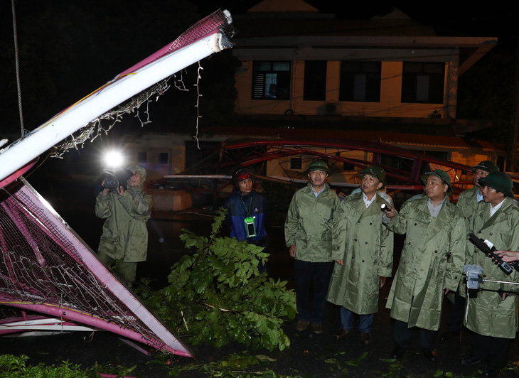 Thủ tướng đến Quảng Bình chỉ đạo khắc phục hậu quả bão số 10 - Ảnh 3.