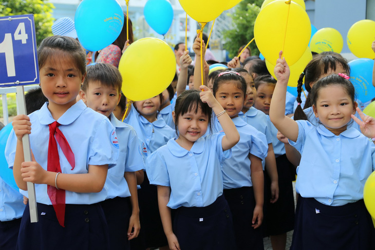 Những trường đầu tiên ở TP.HCM khai giảng năm học mới - Ảnh 4.