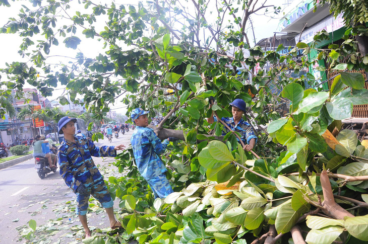 Nha Trang ngổn ngang sau bão mạnh - Ảnh 9.