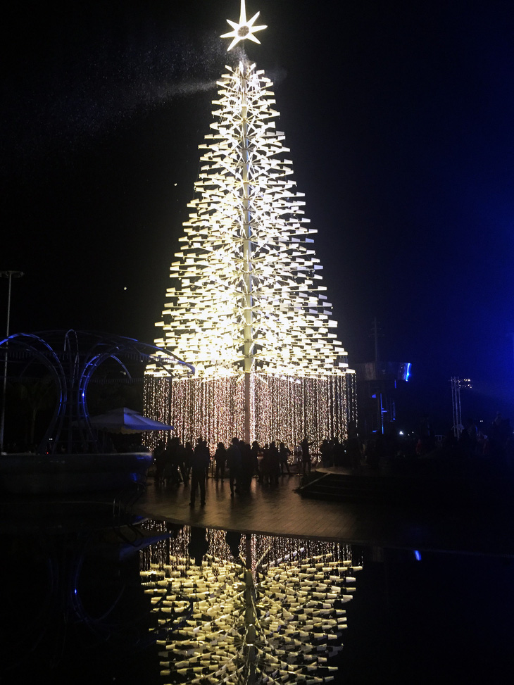 Cây thông cao nhất Việt Nam bừng sáng dịp Noel - Ảnh 2.