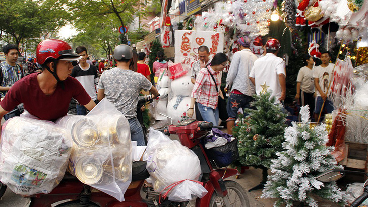 Người Sài Gòn rủ nhau đi sắm đồ trang trí Noel - Ảnh 1.