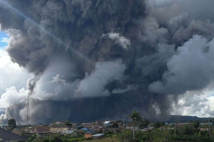 Núi lửa Sinabung ở Indonesia phun trào dữ dội - Ảnh 2.