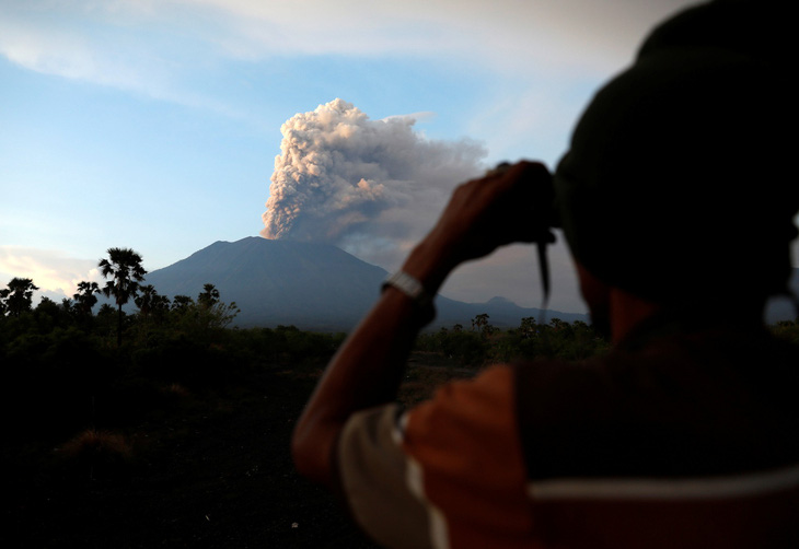 Indonesia kéo dài thời gian đóng cửa sân bay vì núi lửa - Ảnh 1.