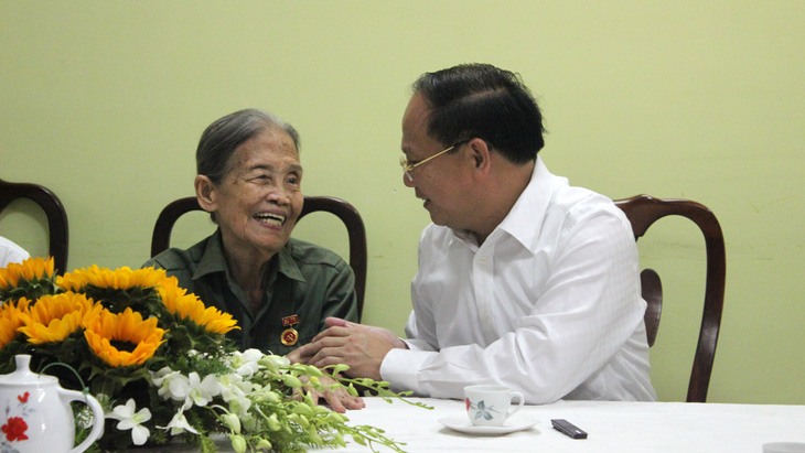 Trao huy hiệu 70 năm tuổi Đảng nhân ngày Quốc khánh - Ảnh 1.