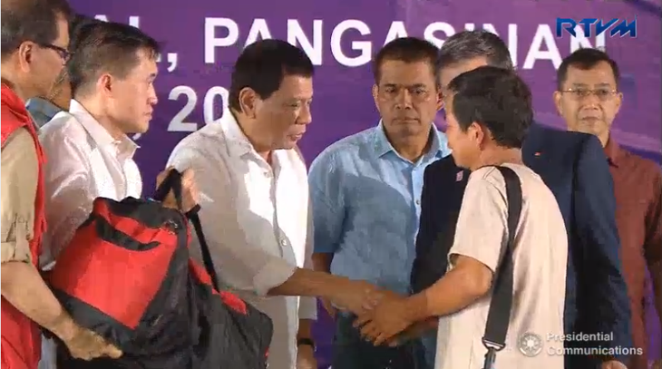 Tổng thống Duterte chủ trì lễ tiễn 5 ngư dân Việt về nước - Ảnh 3.
