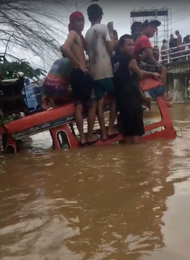 Philippines vẫn tìm kiếm người mất tích sau bão Tembin - Ảnh 3.