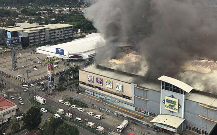 Cháy trung tâm thương mại, 37 người thiệt mạng - Ảnh 1.