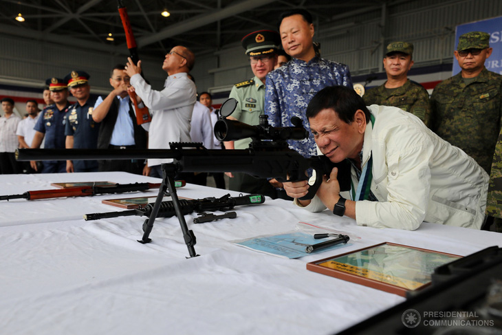 Philippines: miệng vuốt ve Mỹ, tay cầm vũ khí Trung Quốc - Ảnh 4.