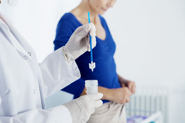 Tiêm vắcxin ngừa ung thư cổ tử cung không tồn tại biến chứng như tin đồn - Ảnh 2.