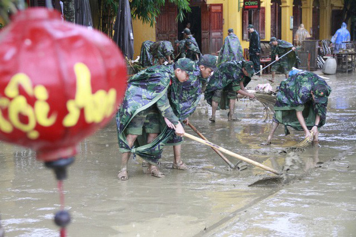 Điều 500 bộ đội khẩn trương dọn vệ sinh Hội An chuẩn bị APEC - Ảnh 1.