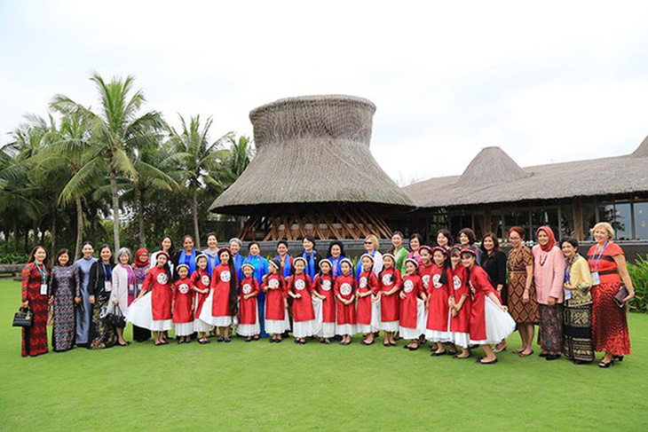 Các đệ nhất phu nhân tham dự APEC hội tụ tại Naman Retreat - Ảnh 1.