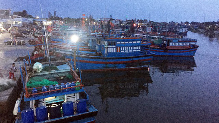 Ngư dân Ninh Thuận chạy nước rút tránh bão, TP.HCM cấm biển - Ảnh 1.