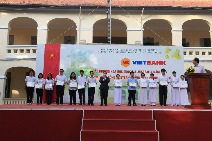 Vietbank trao tặng 30 suất học bổng cho học sinh trường THPT chuyên Lê Hồng Phong –  TP.HCM - Ảnh 1.