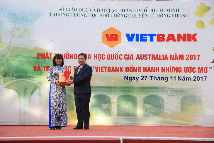 Vietbank trao tặng 30 suất học bổng cho học sinh trường THPT chuyên Lê Hồng Phong –  TP.HCM - Ảnh 2.