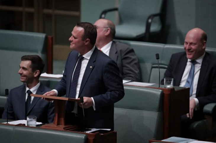 Nghị sĩ Úc cầu hôn bạn trai đồng tính trước Quốc hội - Ảnh 1.