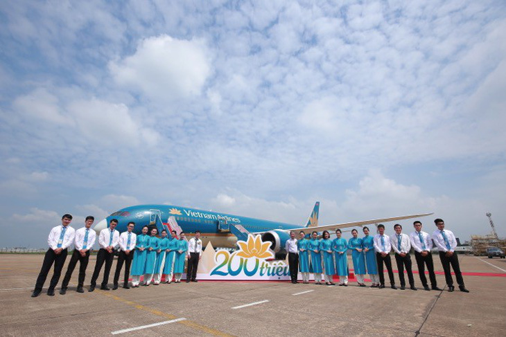 Hành khách thứ 200 triệu bất ngờ trước món quà từ Vietnam Airlines - Ảnh 1.