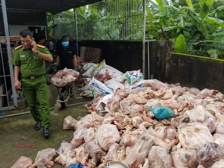 Đà Nẵng tiêu hủy 15 tấn thịt và nội tạng siêu bẩn - Ảnh 1.