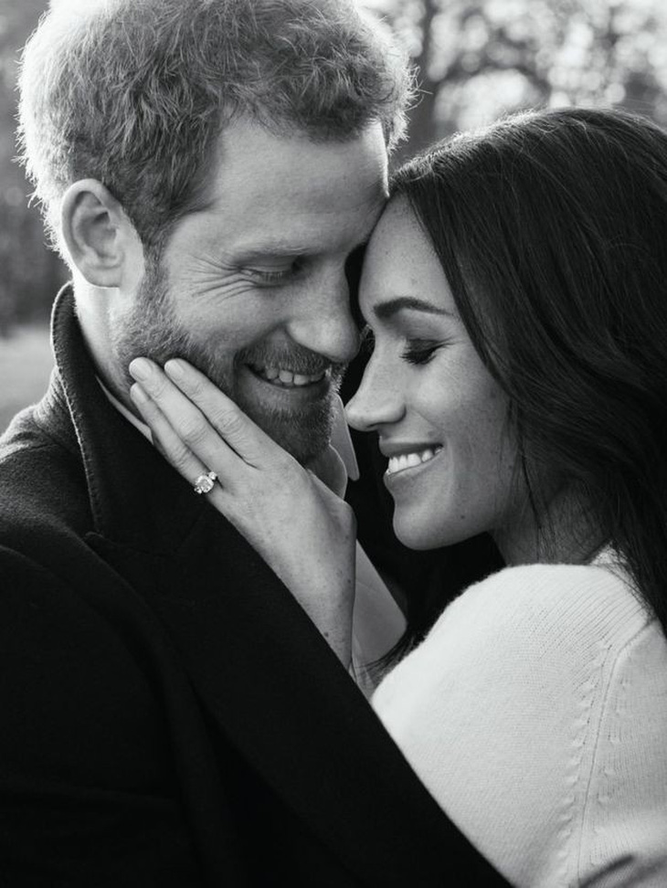 Hoàng tử Harry và ‘Lọ Lem’ Meghan Markle hạnh phúc trong bộ ảnh đính hôn - Ảnh 1.