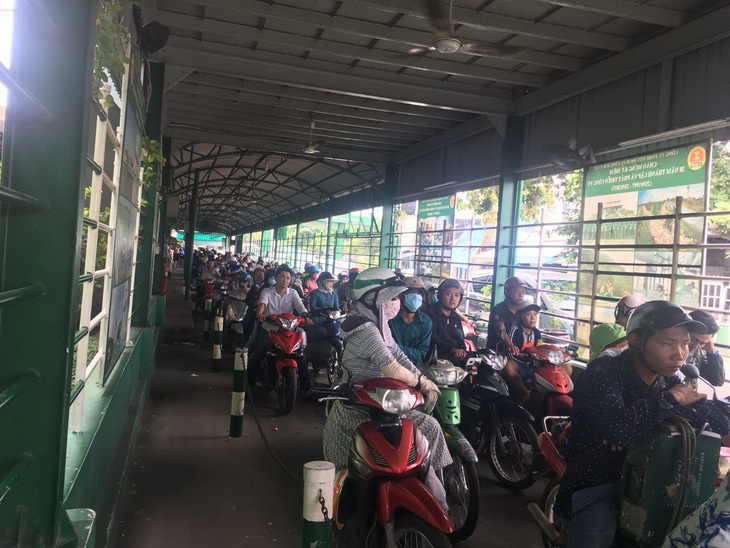 Dân Sài Gòn nườm nượp qua phà, ra bến xe chơi lễ - Ảnh 1.