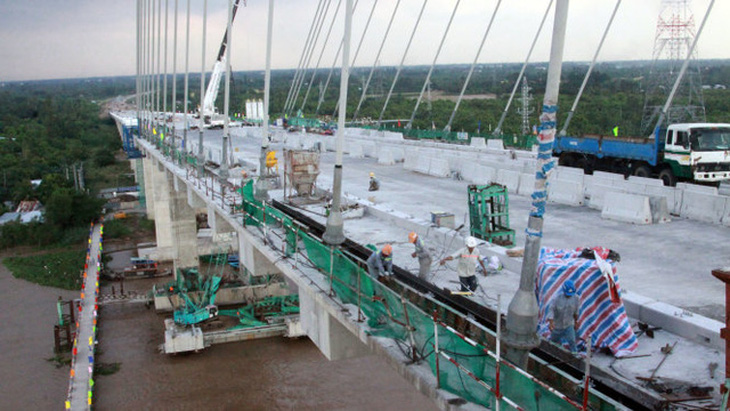 Hợp long Cầu Cao Lãnh nối đôi bờ sông Tiền - Ảnh 4.