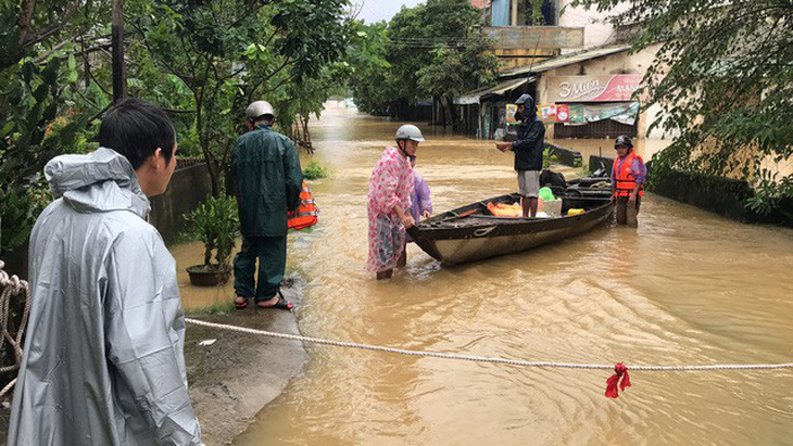 Nhiều khu vực miền Trung chìm trong nước lũ - Ảnh 10.