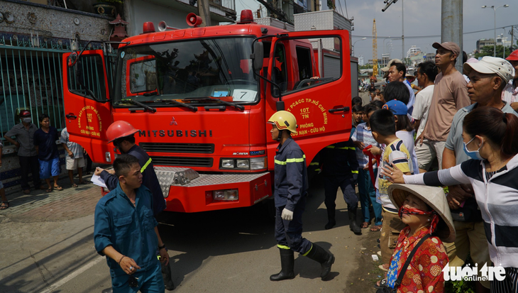 Một thanh niên nghi ‘ngáo đá’ quậy trên nóc chùa gần 10 giờ - Ảnh 8.