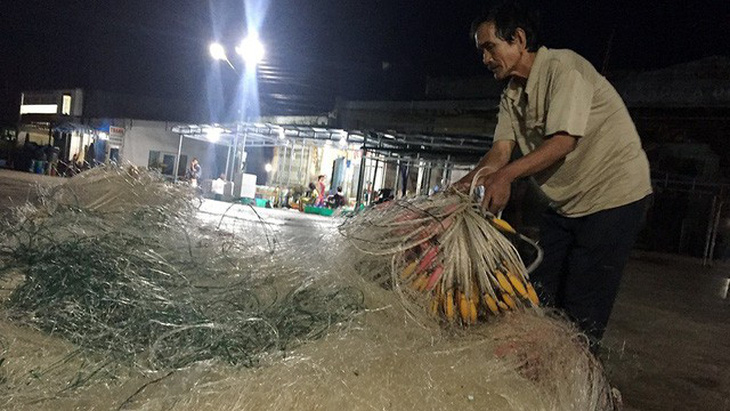 Ngư dân Ninh Thuận chạy nước rút tránh bão, TP.HCM cấm biển - Ảnh 5.