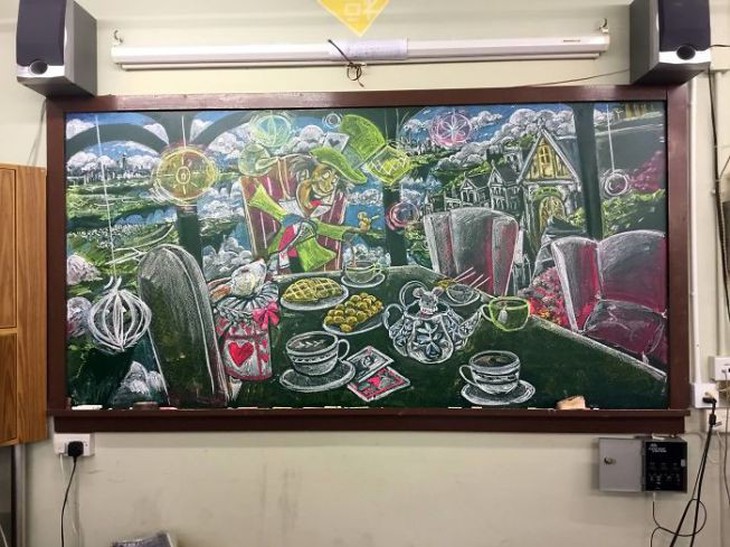 Những bức tranh tuyệt đẹp trên bảng đen của học sinh Hong Kong - Ảnh 5.