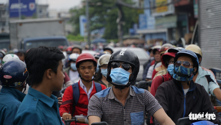 Một thanh niên nghi ‘ngáo đá’ quậy trên nóc chùa gần 10 giờ - Ảnh 11.