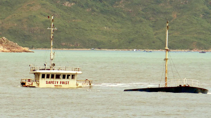 Sóng lớn làm đình trệ cứu hộ tàu chìm ở vịnh Quy Nhơn