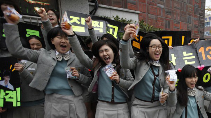 Ngày thi đại học, cả Hàn Quốc như ‘đứng hình’