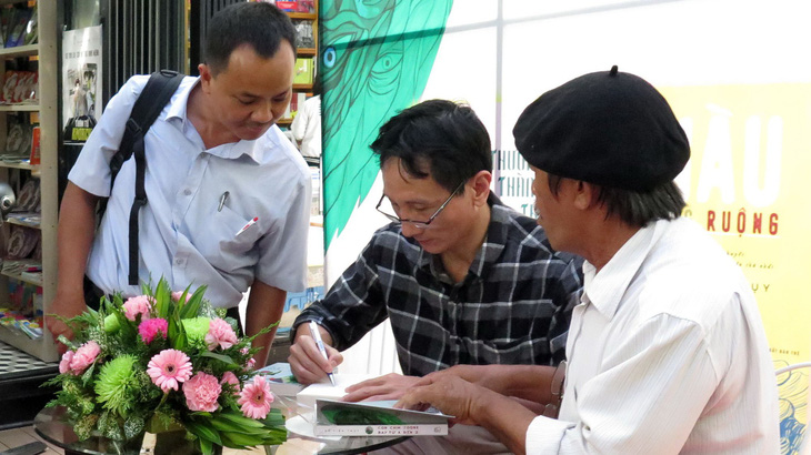 Con chim joong “chở” đầy chất sống