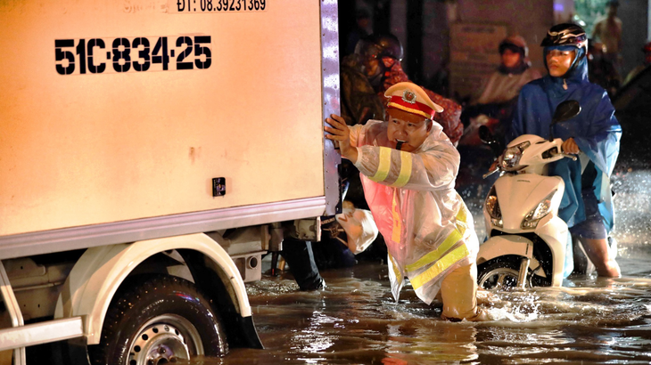 CSGT xuống đường giúp dân đi lại khi ngập nước