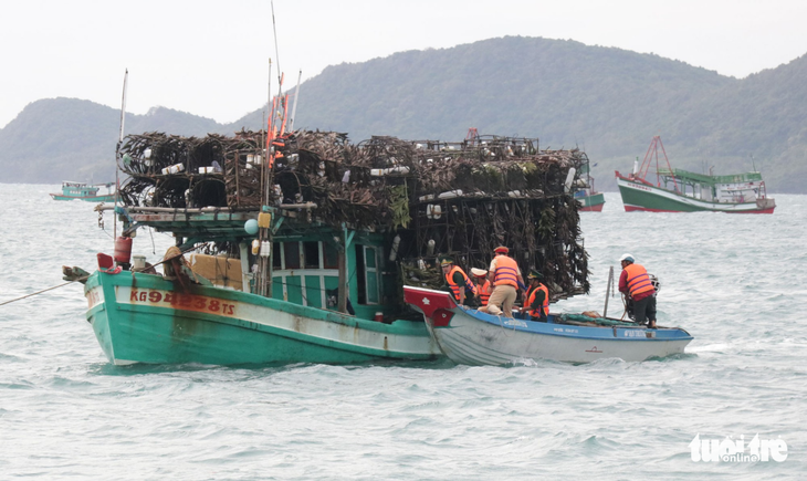 Tàu cá tránh bão Tembin ken đặc Phú Quốc - Ảnh 6.