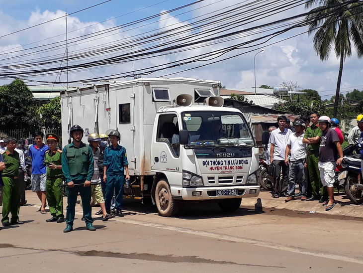 Tài xế buộc nhân viên thu phí nhận tiền lẻ, quốc lộ 1 kẹt cứng - Ảnh 5.